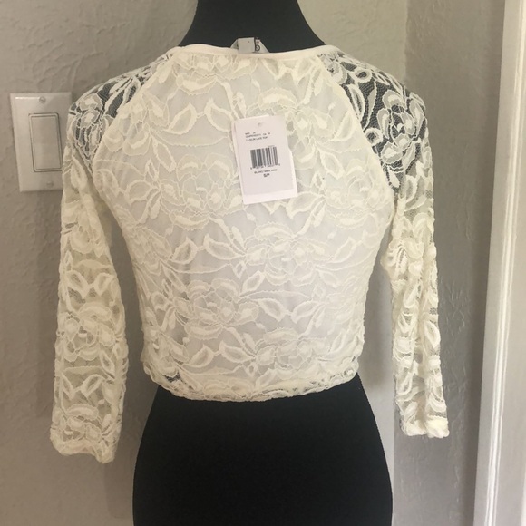 Ladies NWT Guess White Lace 3/4 sleeve Crop Top - Size Small - Picture 4 of 6